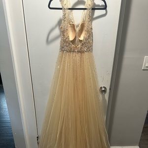 Jovani women’s dress. Nude, gold. Size 4